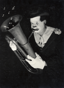 350230 Portret van de Utrechtse clown Bob Bleijenberg (alias Fantasio), met een tuba.